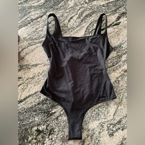 ✨SKIMS BODY BASICS SQUARE NECK BODYSUIT | ONYX